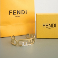 펜디 Fendi O'lock Bracelet In Gold