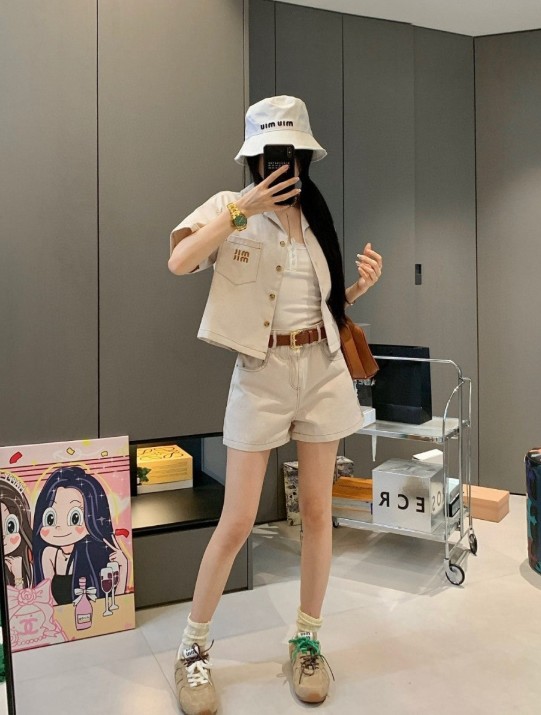 미우미우 컬렉션 데님 셔츠 & 데님 하프 팬츠