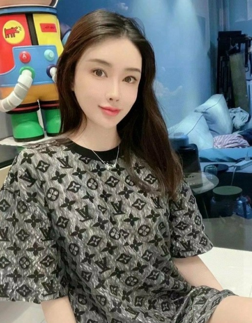 루이비통 실버 전판로고 반팔 티셔츠