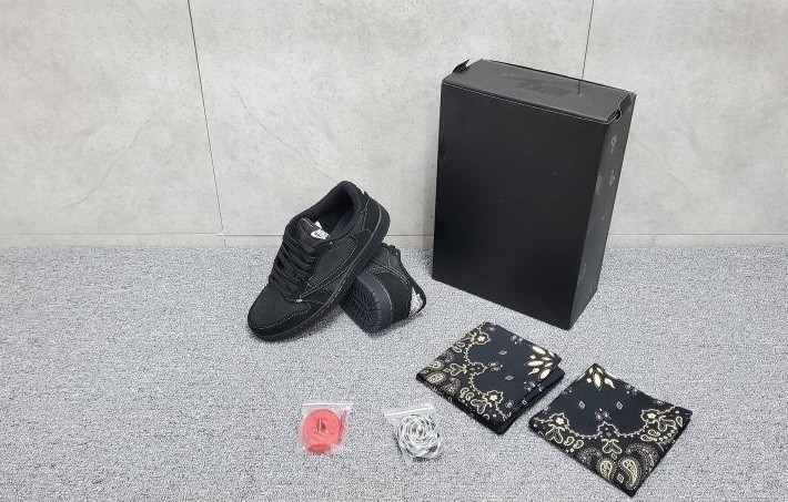조던1X트레비스 스캇 레트로 로우 OG SP 블랙팬텀